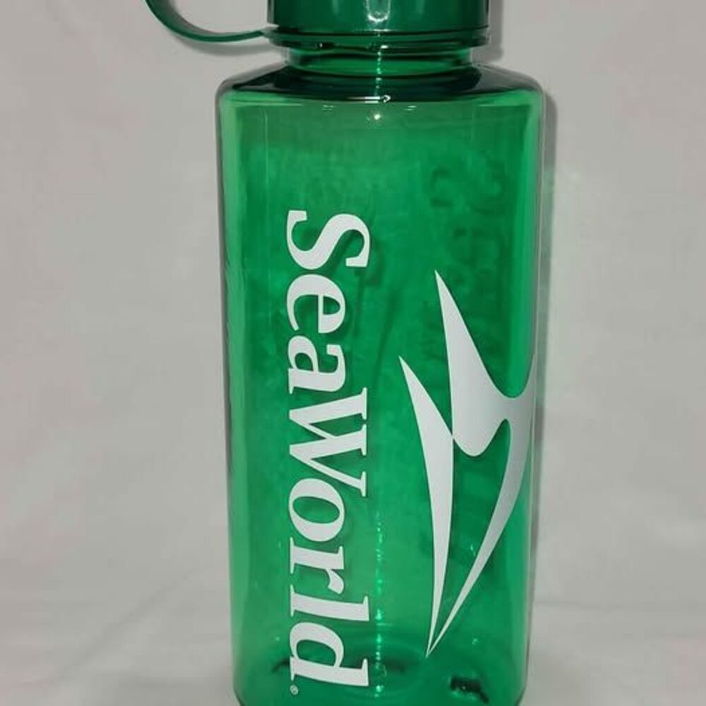 NEW SeaWorld Reusable Water Bottle 4.5 cup 36oz Green